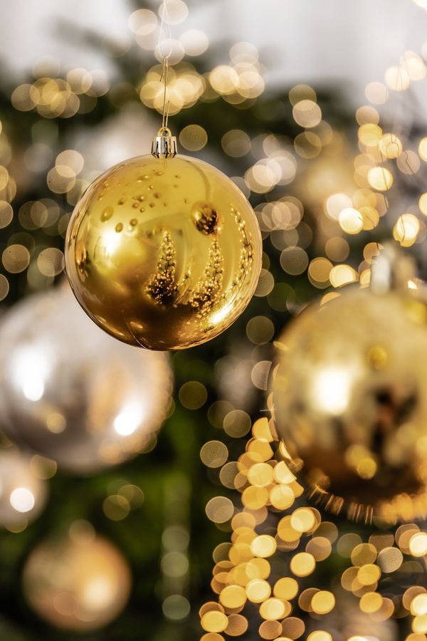 Goldene Kugeln am Weihnachtsbaum
