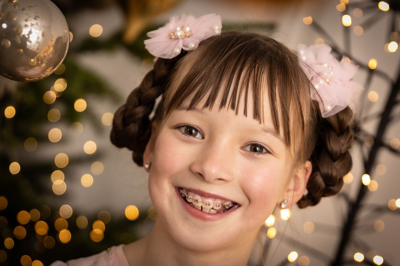 Lachendes Mädchen mit Schleifen im Haar