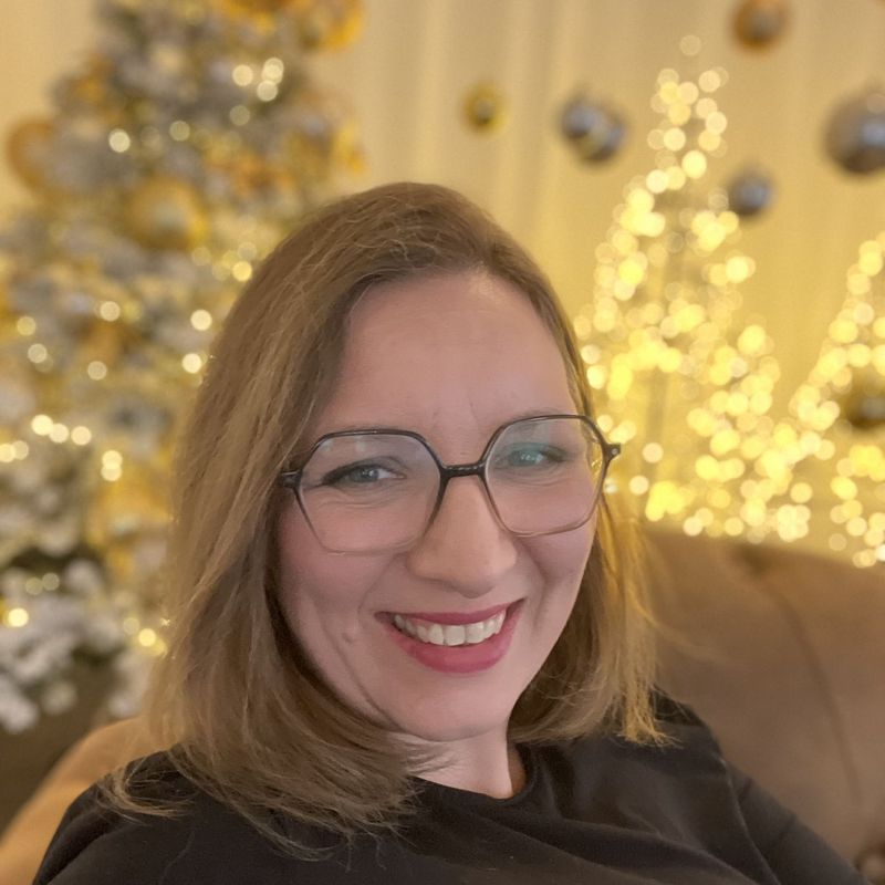 Rike, die Fotografin, lächelnd im Weihnachtsset